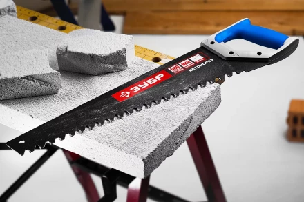 Ножовка по пенобетону (пила) ЗУБР БЕТОНОРЕЗ 700 мм, шаг 20 мм, 32 твердосплавных резца, твердосплавные напайки на каждом зубе, тефлоновое покрытие 15157-70 купить в Надыме