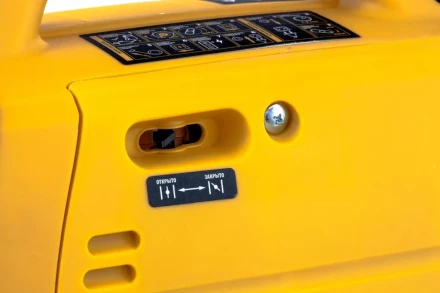 Генератор инверторный GT-2200iS, 2.2 кВт, 230 В, бак 4 л, закрытый корпус, ручной старт Denzel 94702 купить в Надыме