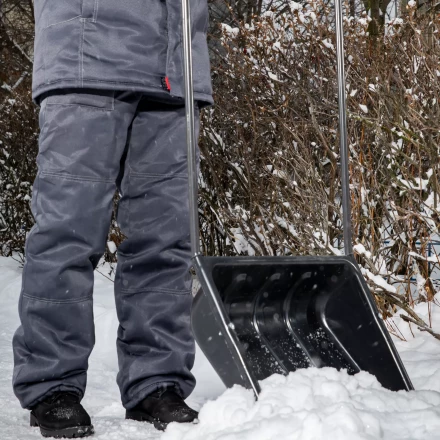 Движок для уборки снега пластиковый Сибртех, 570 х 470 х 1300 мм, стальная рукоятка, Россия, 615925 купить в Надыме