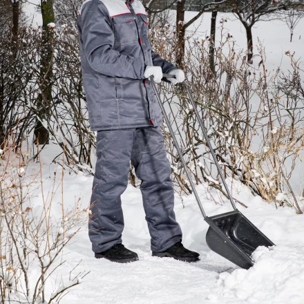 Движок для уборки снега пластиковый Сибртех, 570 х 470 х 1300 мм, стальная рукоятка, Россия, 615925 купить в Надыме