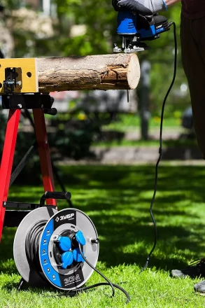 Удлинитель ЗУБР "ПРОФИ" на металл катушке, КГ 3х1,5кв мм, морозостойкий, 4 гнезда, IP44, макс мощность 3500Вт, 30м 55085-30 купить в Надыме