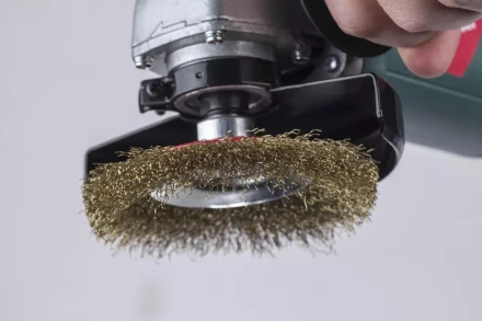 Кордщетка HAMMER тарелка 125мм для УШМ гофрированная латунированная сталь (207-108) купить в Надыме