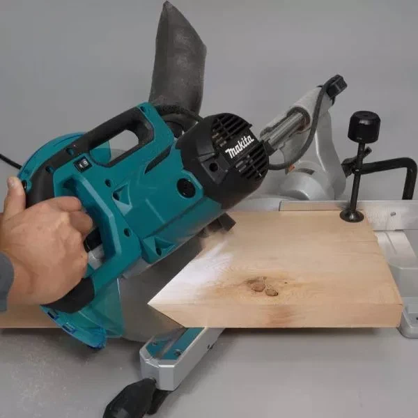 Торцовочная пила с протяжкой 1450Вт 260мм Makita LS1110F купить в Надыме