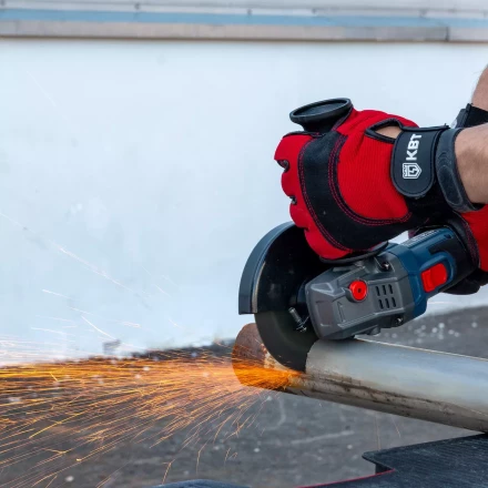 Угловая шлифмашина аккумуляторная бесщеточная КВТ GB-20-125 с оснасткой до 125 мм (102595) купить в Надыме