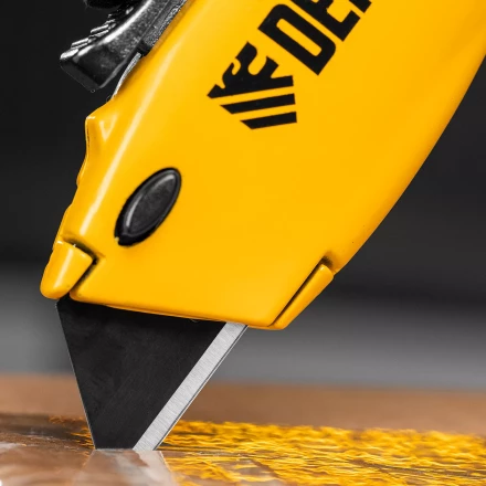 Нож Denzel, 19мм, сменное трапециевидное  лезвие, SK4, алюминиевый корпус, торцевой зажим купить в Надыме