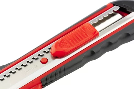 Нож 18мм, выдвижное лезвие, металлическая направляющая, эргономичная двухкомпонентная рукоятка MATRIX 78933 купить в Надыме