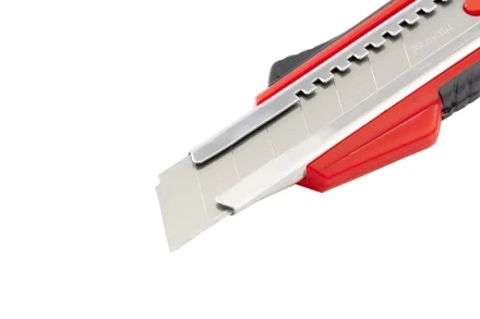 Нож 18мм, выдвижное лезвие, металлическая направляющая, эргономичная двухкомпонентная рукоятка MATRIX 78933 купить в Надыме