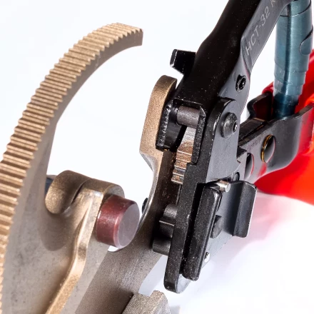 Секторные ножницы КВТ НСТ-32 для резки кабелей до 32 мм, проводов АС со стальным сердечником и прутков из низкоуглеродистой стали (84393) купить в Надыме