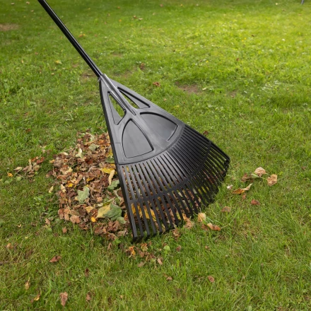 Грабли веерные пластиковые, 620 х 1750 мм, 27 плоских зубьев, алюминиевый черенок, Россия, Palisad 61806 купить в Надыме