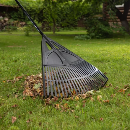 Грабли веерные пластиковые, 620 х 1750 мм, 27 плоских зубьев, алюминиевый черенок, Россия, Palisad 61806 купить в Надыме