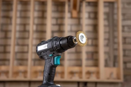 Кордщетка HAMMER плоская 50мм для дрели гофрированная латунированная сталь (207-205) купить в Надыме