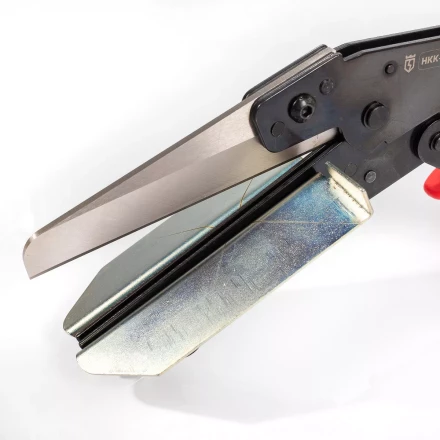 Ножницы для резки пластмассовых коробов, кабель-каналов, полимерных труб и резиновых профилей КВТ НКК-110 «Пеликан» (79823) купить в Надыме