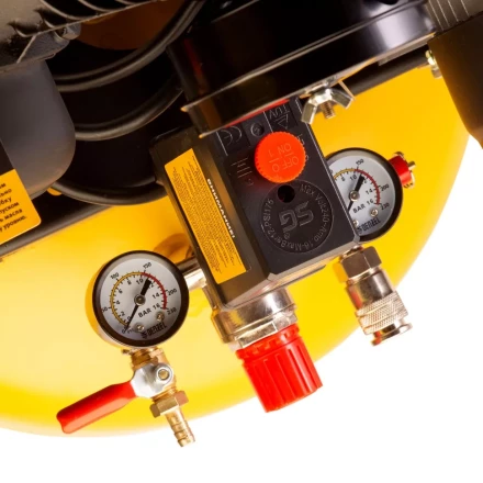 Компрессор воздушный BCV2200/100V, ременный привод , 2.3 кВт, 100 литров, 440 л/мин Denzel 58112 купить в Надыме