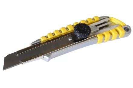 Нож со сменным лезвием 18 мм металлический корпус Энкор 9670 9670 купить в Надыме