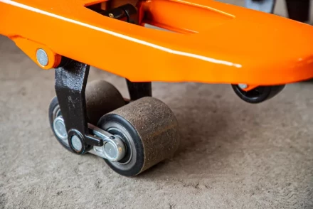 Тележка гидравлическая с тормозом 2500 кг 1150 мм полиуретановые колеса XILIN BFB 1005692 купить в Надыме