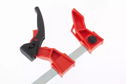 Струбцина реечная быстрозажимная усиленная пластиковый корпус рычажно-храповой механизм 200 х 100 х 351 мм штанга 5 х 22 мм Matrix 20726 купить в Надыме