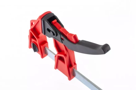 Струбцина реечная быстрозажимная усиленная пластиковый корпус рычажно-храповой механизм 200 х 100 х 351 мм штанга 5 х 22 мм Matrix 20726 купить в Надыме