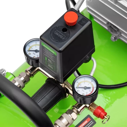 Компрессор воздушный Сибртех КК-2200/100 58009, 2,2 кВт, 350 л/мин, 100 л, прямой привод, масляный купить в Надыме