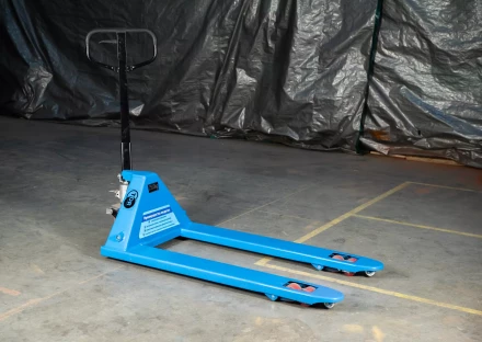 Тележка гидравлическая широковильная 2500 кг 1220х685 мм полиуретановые колеса TOR RHP 1002515 купить в Надыме