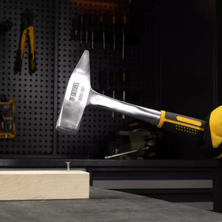 Молоток слесарный 800 г Denzel 10405, цельнометаллический, двухкомпонентная рукоятка купить в Надыме