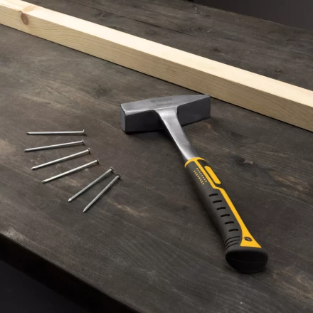 Молоток слесарный 800 г Denzel 10405, цельнометаллический, двухкомпонентная рукоятка купить в Надыме