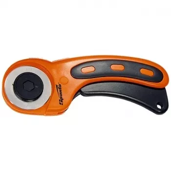 Нож, 45 мм, вращающееся лезвие-ролик диаметром, пластмассовая ручка пистолетного типа  SPARTA 789905 купить в Надыме