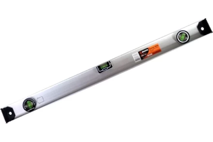 Уровень алюминиевый «Рельс» 800мм 3 глазка фрезерованный Вихрь 900/73/11/4/15 купить в Надыме