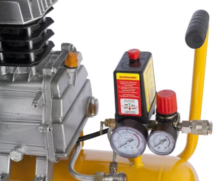 Компрессор пневматический масляный поршневой прямой привод DENZEL 58061 купить в Надыме