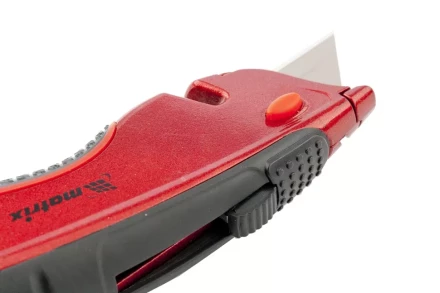 Нож 18мм, выдвижное трапециевидное лезвие, эргономичная двухкомпонентная рукоятка + 3 лезвия MATRIX QUIK BLADE 78925 купить в Надыме