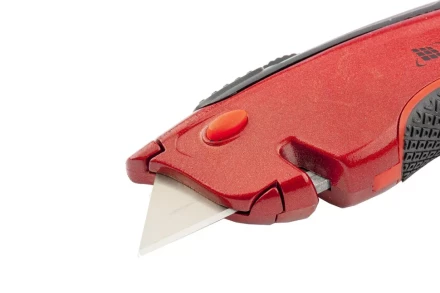 Нож 18мм, выдвижное трапециевидное лезвие, эргономичная двухкомпонентная рукоятка + 3 лезвия MATRIX QUIK BLADE 78925 купить в Надыме