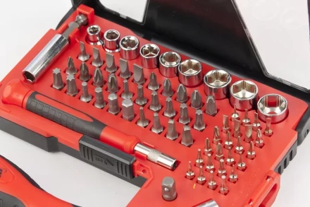 Отвертка реверсивная с набором бит и торцевых головок, 67 шт., CrV Matrix 11784 купить в Надыме