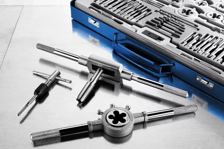 Набор метчиков и плашек ЗУБР "ПРОФЕССИОНАЛ", сталь Р6М5, 110 предметов 28110-H110 купить в Надыме