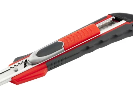 Нож 9мм, выдвижное лезвие, металлическая направляющая, двойная фиксация, эргономичная двухкомпонентная рукоятка MATRIX QUIK BLADE 78934 купить в Надыме