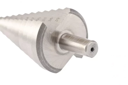 Сверло ступенчатое 4-6-9-12-15-18-21-24-27-30-33-36-39 мм Р6М5 трехгранный хвостовик Барс 72363 купить в Надыме