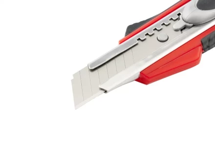 Нож 18мм, выдвижное лезвие, металлическая направляющая, двойная фиксация, эргономичная двухкомпонентная рукоятка MATRIX QUIK BLADE 78936 купить в Надыме