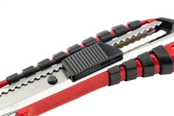 Нож 18 мм выдвижное лезвие металлическая направляющая двухкомпонентная рукоятка MATRIX 78938 купить в Надыме