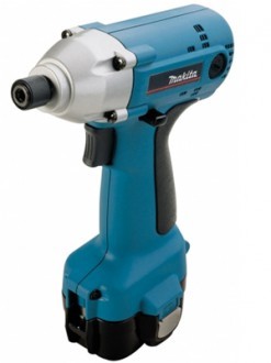 Аккумуляторная дрель-шуруповерт Makita 6990DWAE купить в Надыме