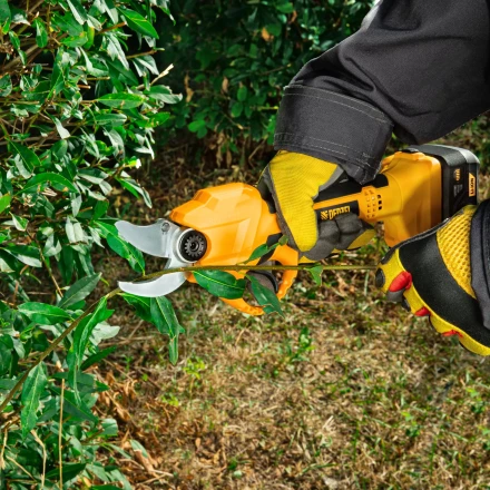 Секатор аккумуляторный Denzel CP-30 59435, 18В Li-Ion купить в Надыме