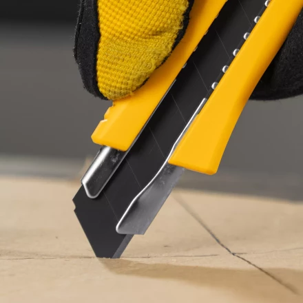 Нож Denzel, 18 мм, сменное лезвие, SK4, метал. направляющая, нажимной фиксатор, 78942 купить в Надыме