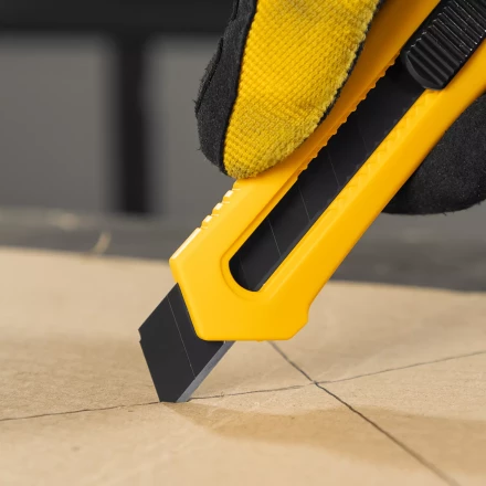 Нож Denzel, 18 мм, сменное лезвие, SK4, облегченный корпус, нажимной фиксатор, 78941 купить в Надыме