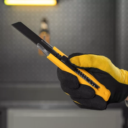 Нож Denzel, 18 мм, сменное лезвие, SK4, метал. направляющая, клипса, нажимной фиксатор, 78940 купить в Надыме