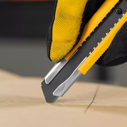 Нож Denzel, 18 мм, сменное лезвие, SK4, метал. направляющая, клипса, нажимной фиксатор, 78940 купить в Надыме