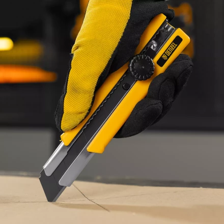 Нож Denzel, 25 мм, сменное лезвие, SK4, корпус из TPR, метал. направляющая, винтовой фиксатор, 78945 купить в Надыме