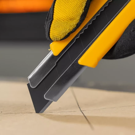 Нож Denzel, 25 мм, сменное лезвие, SK4, корпус из TPR, метал. направляющая, винтовой фиксатор, 78945 купить в Надыме