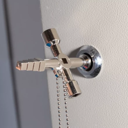 Ключ для электрошкафов КВТ КЭШ-5М с 5 профилями и битой «крест/шлиц» (84624) купить в Надыме