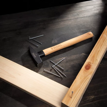 Молоток слесарный, 600 г Denzel, кованый квадратный боек, буковая рукоятка, 10431 купить в Надыме