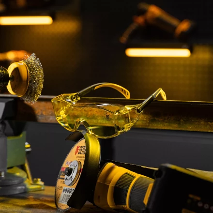 Очки защитные открытые Denzel 89202, поликарбонатные, увеличенная желтая линза, регулируемые дужки купить в Надыме