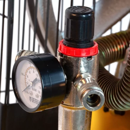 Компрессор воздушный, ременный привод BCI5500-T/200, 5.5 кВт, 200 литров, 850 л/мин Denzel 58128 купить в Надыме