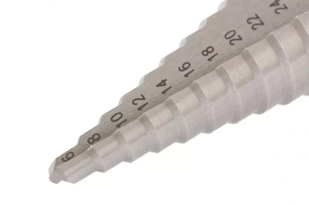 Сверло ступенчатое 6-8-10-12-14-16-18-20-22-24-26-28-30 мм Р6М5 трехгранный хвостовик Барс 72362 купить в Надыме